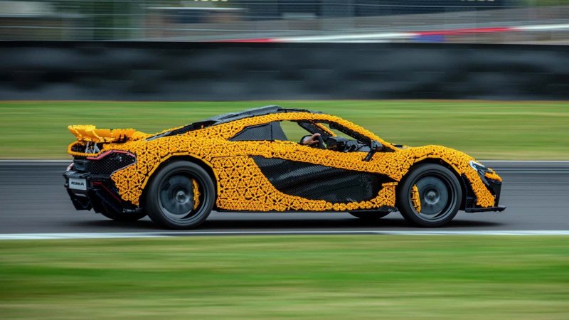 樂高打造的McLaren P1超跑，是由342,817個獨立的樂高機械組部件組成，並邀請麥拉倫車隊的F1車手Lando Norris實際駕駛奔馳在銀石賽道。 摘自Motor1.com