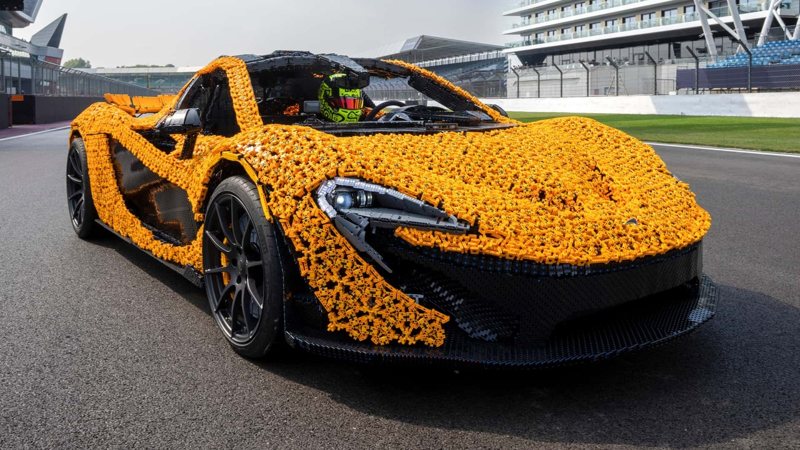 樂高打造的McLaren P1超跑，是由342,817個獨立的樂高機械組部件組成，並邀請麥拉倫車隊的F1車手Lando Norris實際駕駛奔馳在銀石賽道。 摘自Motor1.com