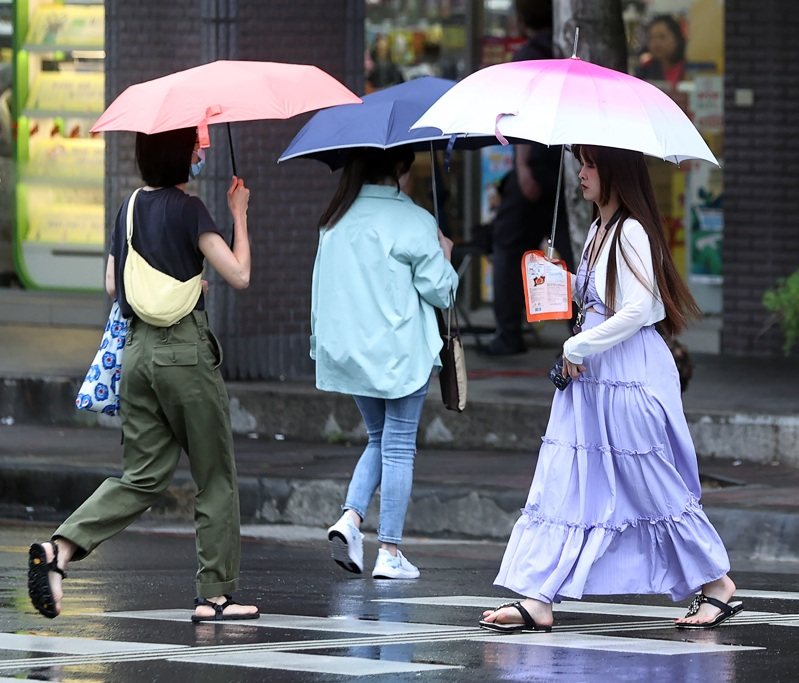 今天台灣東側水氣多，大台北、東半部雲量多，偶有局部短暫雨的機率；西半部多雲時晴、午後山區偶有局部短暫陣雨。本報資料照片