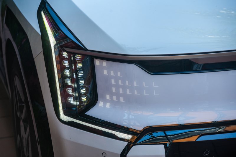 The Kia EV9車頭兩側的「Star Map LED」星圖LED日行燈，展現了其獨特的標誌性外觀。 攝影／王澤瑋