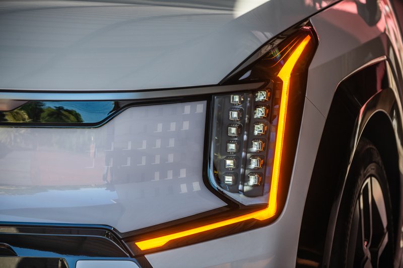 The Kia EV9車頭兩側配置「Star Map LED」星圖LED日行燈。 攝影／王澤瑋