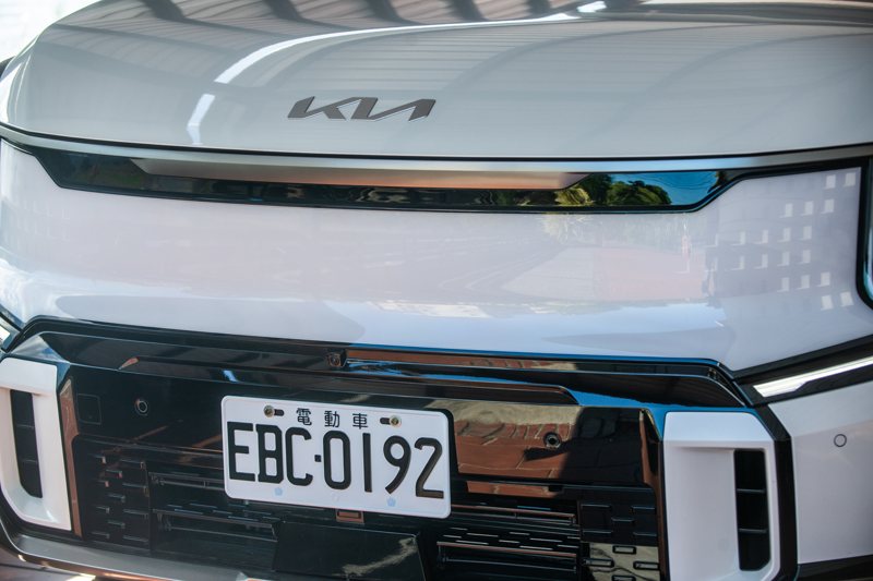 The Kia EV9數位光柵以L形圖案如繁星般妝點。 攝影／王澤瑋