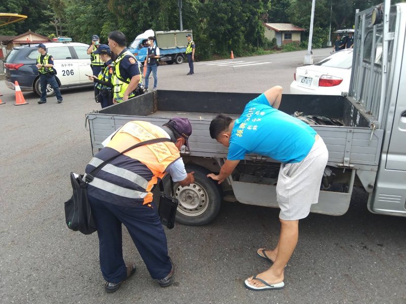 白河分局會同環保監理單位攔58車沒查到違規改裝車輛，卻發現過半駕駛沒綁安全帶。圖／警方提供