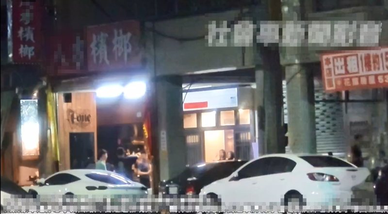 高雄市新興區忠孝一路飲料店今晨員工烤肉，警方查獲一輛違停保時捷懸掛偽造車牌。圖／取自社會事新聞影音