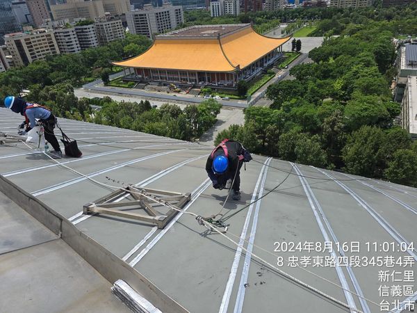 北市副市長李四川先前在臉書貼出一張大巨蛋抓漏師傅爬上屋頂施工的照片。圖／取自李四川臉書