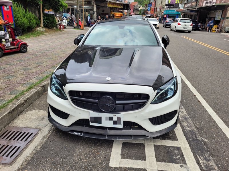 劉姓男子6月間因超速案件，駕駛的賓士跑車遭吊扣車牌半年，繳清罰款後雖領回車輛 ，但他上網花了6000元購買偽造車牌趴趴走，在新竹關西被警方查獲開罰，還吃上官司。圖／新埔警分局提供