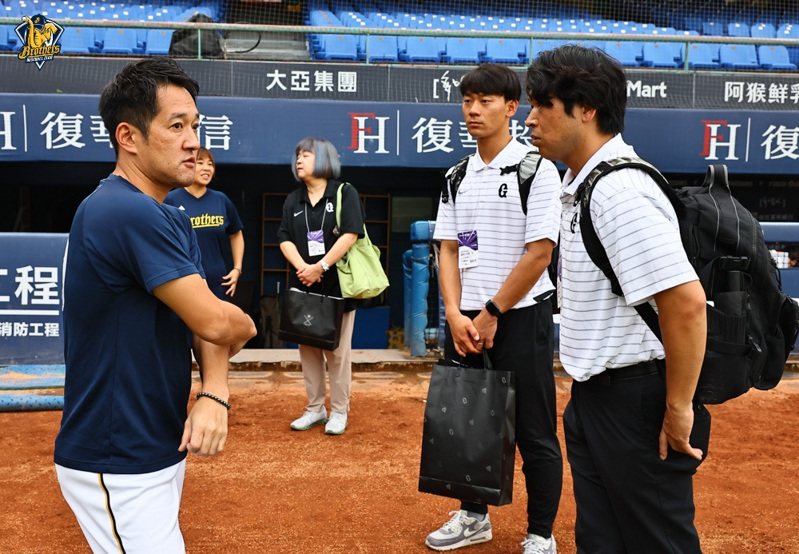 中信兄弟總教練平野惠一(左)賽前，接待來自日本職棒讀賣巨人隊的球團人員。中信兄弟提供