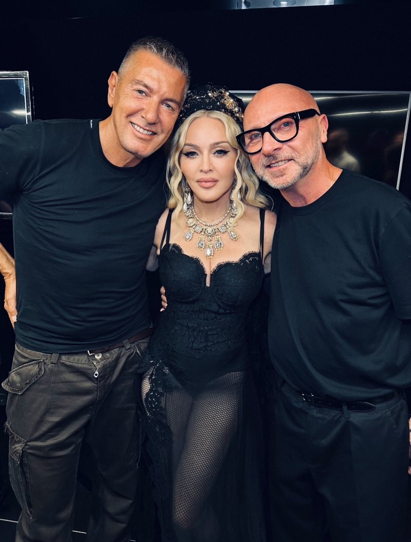 Domenico Dolce（右）、Stefano Gabbana（左）與瑪丹娜一同合影。圖／Minoshin提供