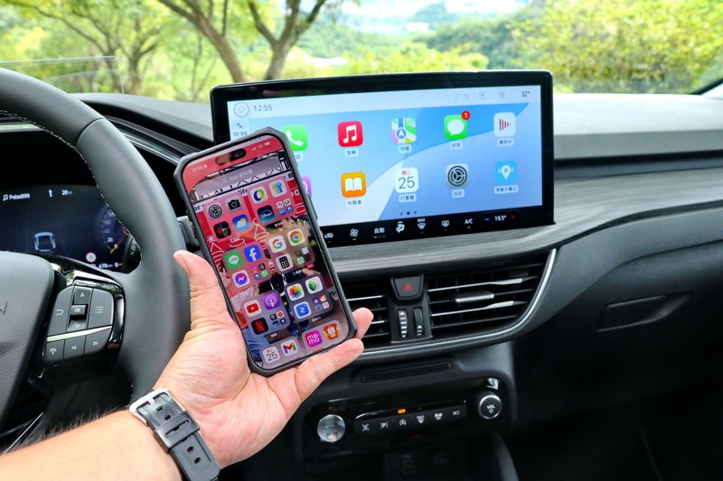 支援無線Apple CarPlay與Android Auto。 記者陳威任／攝影