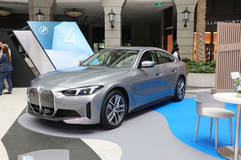 全新BMW i4純電轎跑則提供了i4 eDrive40與i4 M50 xDrive兩種車型，i4 eDrive40以霧銀色飾條詮釋純電運動風采。 記者陳威任／攝影