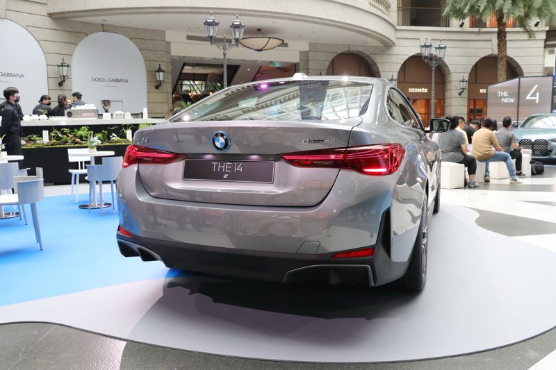 全新BMW i4純電轎跑則提供了i4 eDrive40與i4 M50 xDrive兩種車型，i4 eDrive40以霧銀色飾條詮釋純電運動風采。 記者陳威任／攝影