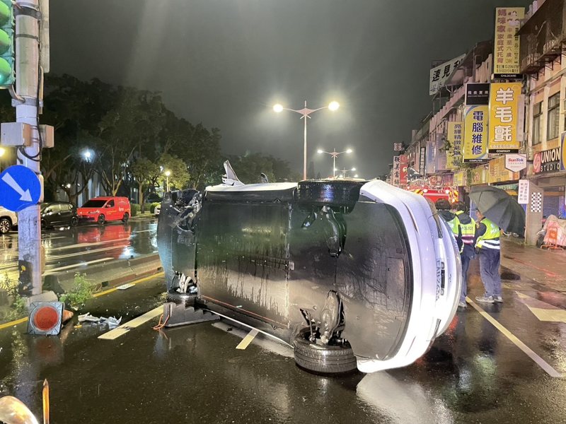 洪男今凌晨3時許駕駛特斯拉轎車沿民族東路往東行，經新生北路口時自撞中央分隔島，整輛車當場90度翻覆。記者李隆揆／翻攝