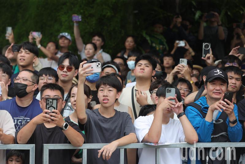 2024亞洲唯一Red Bull Showrun Taichung紅牛車隊展演，今天中午在台中封街登場，吸引了近3萬名觀眾到場欣賞。記者黃仲裕／攝影