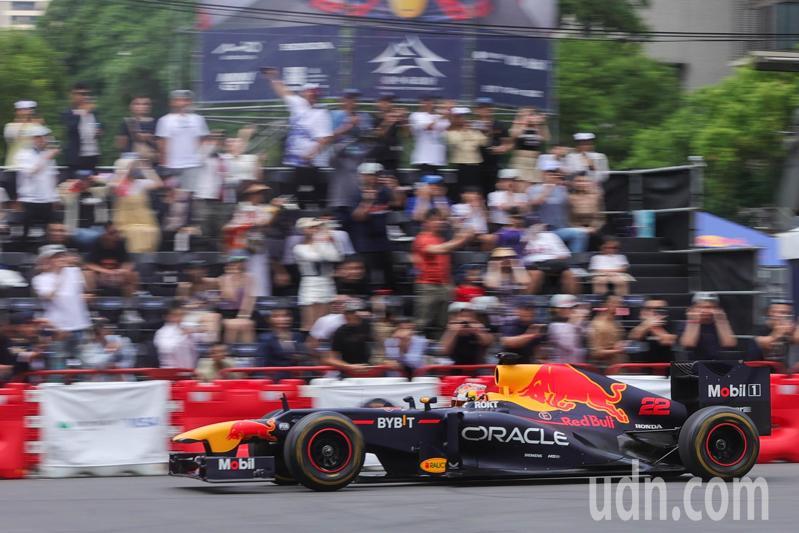 2024亞洲唯一Red Bull Showrun Taichung紅牛車隊展演，今天中午在台中封街登場，由日籍亞洲第一賽車手角田裕毅（Yuki Tsunoda）展演秀，吸引了近3萬名觀眾到場欣賞。記者黃仲裕／攝影