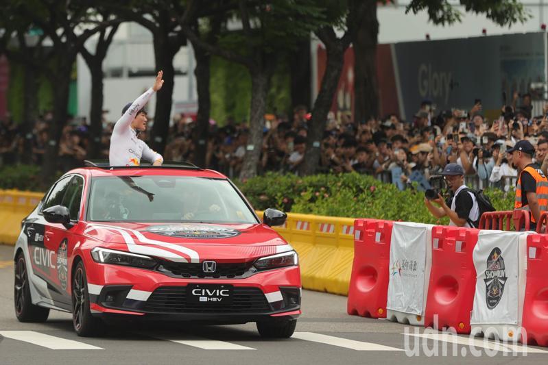 2024亞洲唯一Red Bull Showrun Taichung紅牛車隊展演，今天中午在台中封街登場，由日籍亞洲第一賽車手角田裕毅（Yuki Tsunoda）展演甜甜圈式繞圈燒胎秀，吸引了近3萬名觀眾到場欣賞。記者黃仲裕／攝影