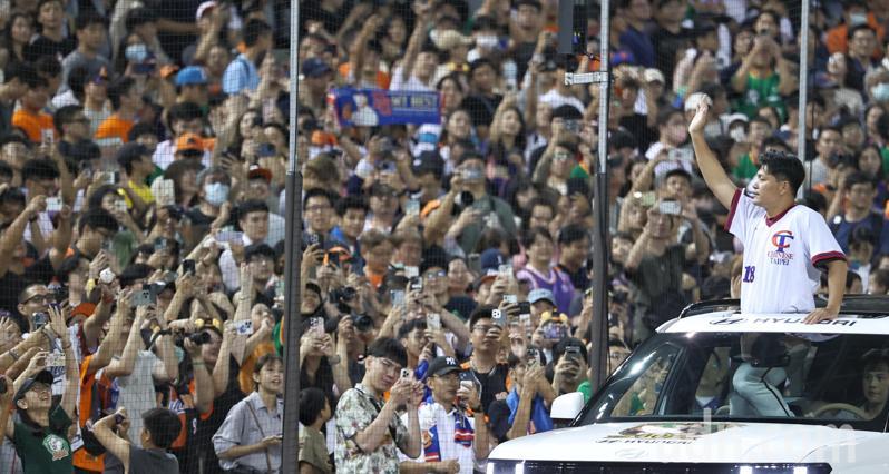 統一獅隊潘威倫引退賽今天在台北大巨蛋登場，賽後搭車繞場向球迷揮手致意。記者侯永全／攝影