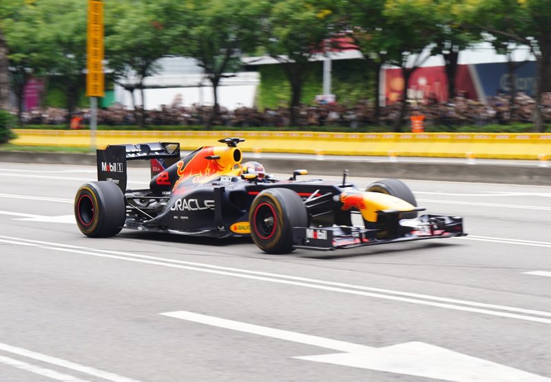 F1引擎轟鳴撼動台中！角田裕毅飆速秀技 6萬車迷共襄盛舉