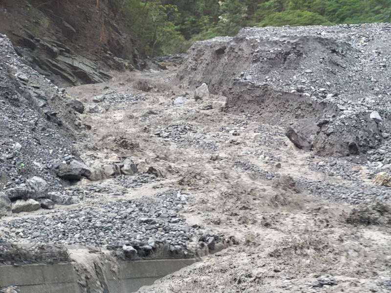 受山陀兒颱風外圍環流強降雨影響，蘇花公路和仁至崇德路段發生多處土石流。圖／花蓮縣消防局提供