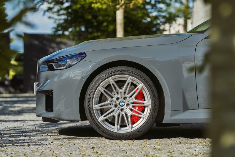 全新銀色的前19、後20吋的M雙輻式930M型輪圈，為蓄勢待發的BMW M2增添狂放不羈的競技氛圍。 圖／汎德提供