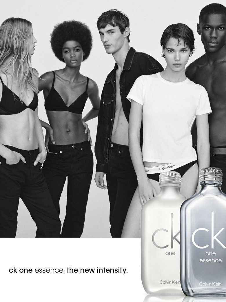 【Calvin Klein】CK One 中性香精向其經典香調DNA 致敬 現代極簡主義的首款性別包容的中性香水 90年代開創性的香氛轉變為新世代的精神標誌 /