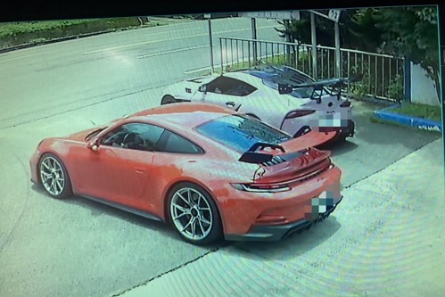 丟不丟臉！開911 GT3為躲區間測速 和同行GR Supra一起拿布遮車牌 