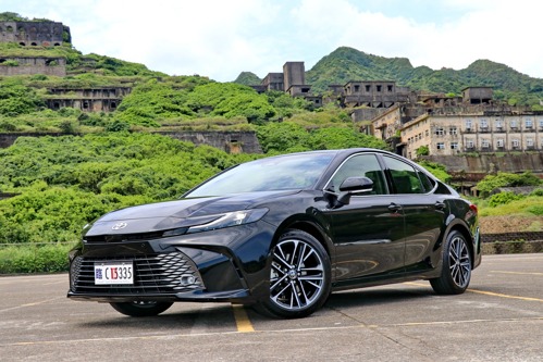 帥氣老朋友又要上演一個人的武林? TOYOTA CAMRY Hybrid旗艦試駕