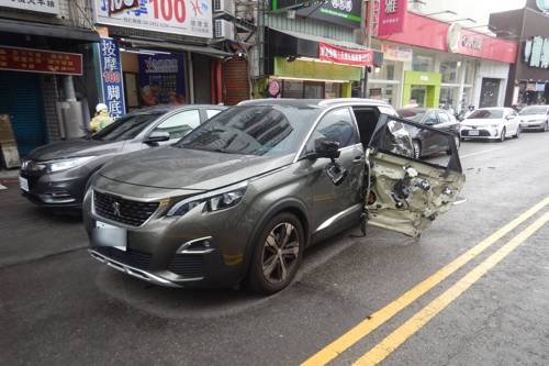 影／台中逢甲吊車經逆向衝撞對向Peugeot 5008 車內一家四口嚇爛