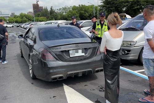 掛假牌北上弔唁大哥！無照19歲賓士女掛假車牌載2男持毒遭逮