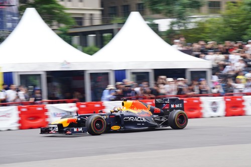 F1引擎轟鳴撼動台中！角田裕毅飆速秀技 6萬車迷共襄盛舉