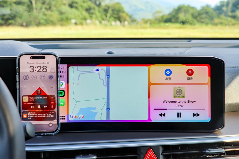 小改款Kia Sorento在導入了ccNC後，終於可使用「無線」Apple CarPlay與Android Auto連接功能。圖為無線Apple CarPlay示範。 記者黃俐嘉／攝影