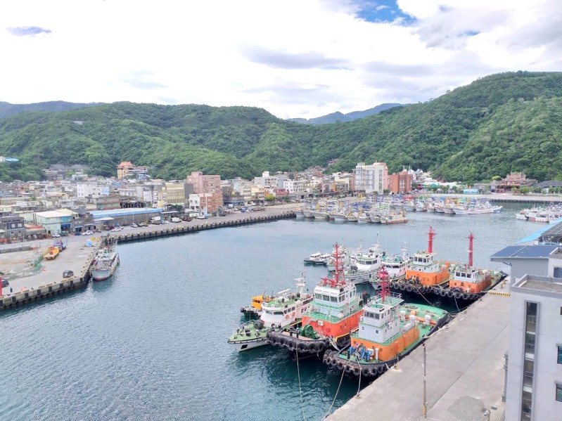 今天藍天白雲、和風涼爽的颱風假，明天山陀兒颱風登陸更該放假，若後天颱風走到北部地區滯留，就連放3天假， 接下來周休2日，網友質疑：要讓大家連放5天，放到「五夠爽」嗎？ 圖／讀者提供