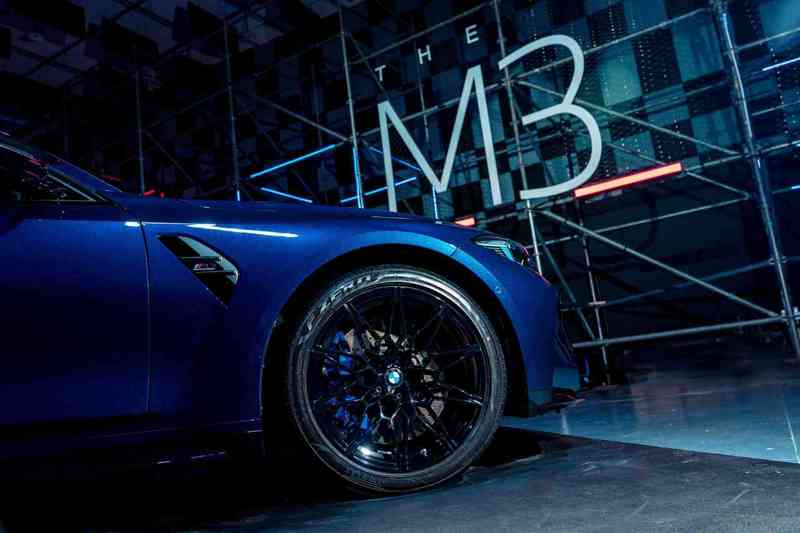 全新BMW M3 Competition車款標準配備的前19後20吋黑色M雙輻式826M型鍛造輪圈，擁有輕量化與極佳的剛性及強韌度。 圖／汎德提供