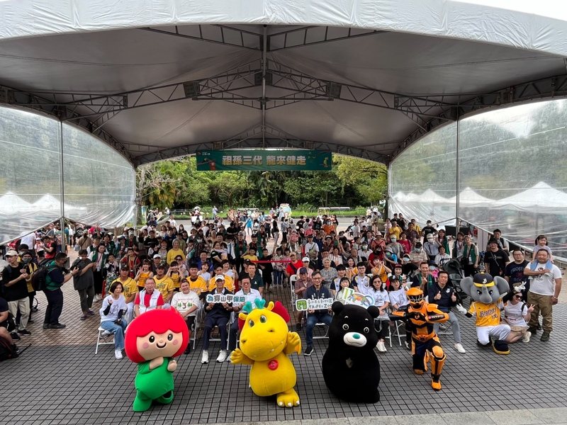 台灣人壽祖孫三代健走活動今天在台北市立動物園登場。記者劉肇育／攝影