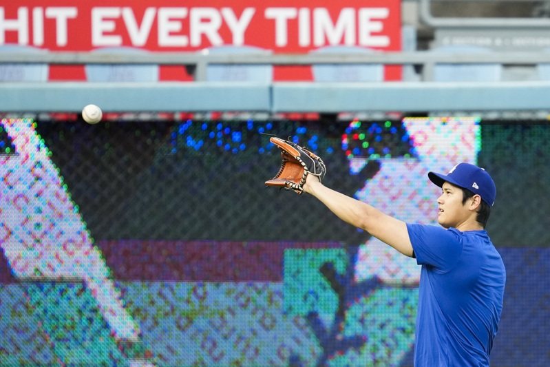 Los Angeles Dodgers two-way player Shohei Ohtani works out during practice in preparation for Game 1 of a baseball NL Division Series against the San Diego Padres in Los Angeles, Friday, Oct. 4, 2024. (AP Photo/Ashley Landis) 美國聯合通訊社