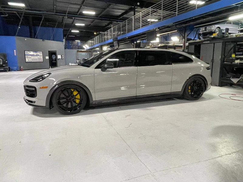 Facebook創辦人馬克．祖克伯為愛妻打造的Cayenne Turbo GT” Minivan”。 圖／FB：Mark Zuckerberg