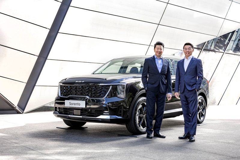 Kia The new Sorento新能源旗艦LSUV今(7日)宣布以165.9萬起正式上市，由Kia總代理台灣森那美起亞董事長劉家輝(左)及台灣森那美起亞總裁李昌益(右)共同揭開序幕。 圖／森那美起亞提供