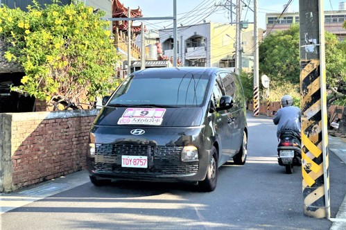 台南市巷弄窄！9人座Hyundai Staria「小巴」開進安南區　每日班次增至37班