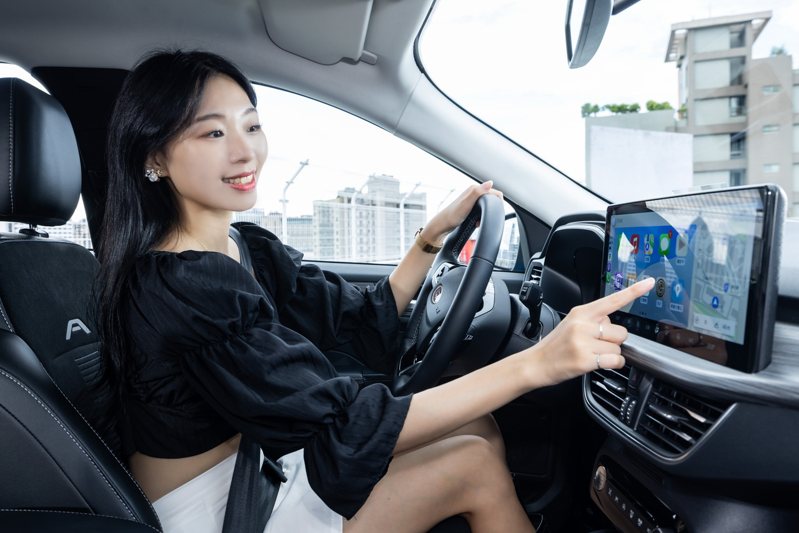 13.2吋中控螢幕整合了絕大多數功能，更配備原廠導航、無線Apple CarPlay與Android Auto。 記者陳立凱／攝影