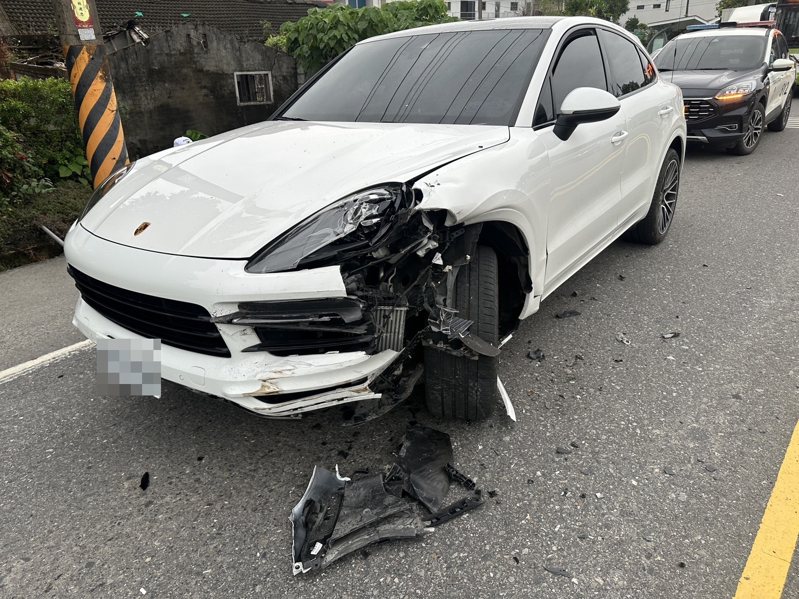 保持捷左車頭毀損及輪胎扭曲變形，肇事車主若無超額責任險，恐怕要賠不少錢。圖／警方提供