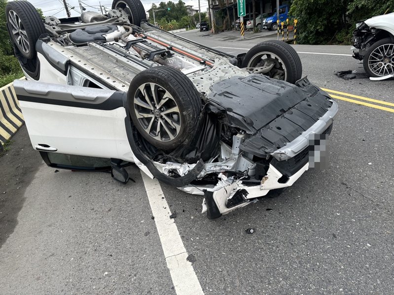 一輛保時捷行經宜蘭三星鄉上將路停等紅燈時，遭對向偏移車道的豐田汽車迎面對撞，豐田汽車翻車四輪朝天，駕駛受困車內。圖／警方提供