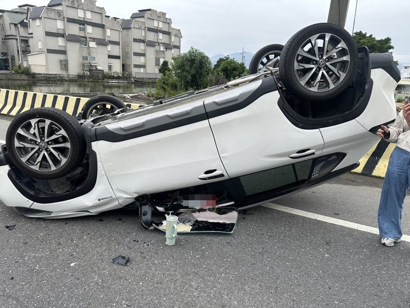 一輛保時捷行經宜蘭三星鄉上將路停等紅燈時，遭對向偏移車道的豐田汽車迎面對撞，豐田汽車翻車四輪朝天，駕駛受困車內。圖／警方提供