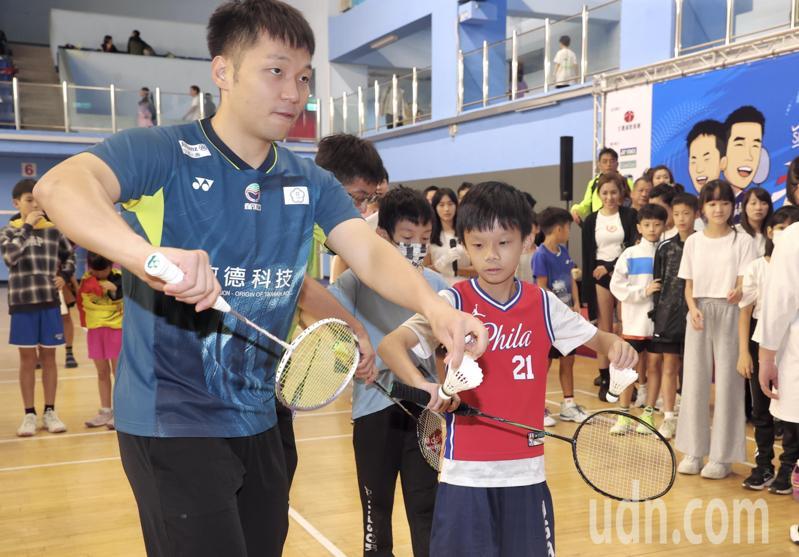 兩屆奧運羽球男雙金牌李洋（左），上午出席「羽你同行」國小暨親子分齡賽活動，親自下場教導小朋友基本動作。記者林俊良／攝影