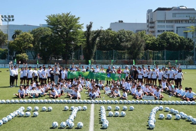 FIFA國際足總發展Football for Schools足球學校（F4S）今天在新北市華僑高中舉行閉幕儀式。圖／中華足協提供