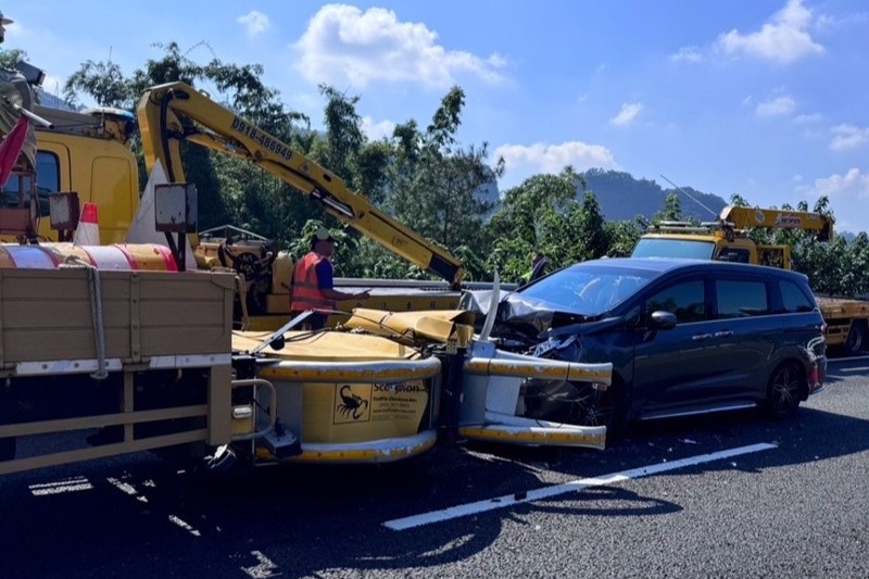 楊姓男子駕車行經國道6號東向國姓路段，疑未注意車前狀況衝撞執行勤務的緩撞車，車頭嚴重毀損，3人受傷送醫。圖／國道警七隊提供