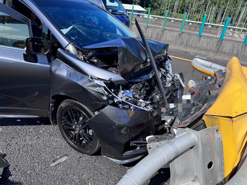 楊姓男子駕車行經國道6號東向國姓路段，疑未注意車前狀況衝撞執行勤務的緩撞車，車頭嚴重毀損，3人受傷送醫。圖／國道警七隊提供