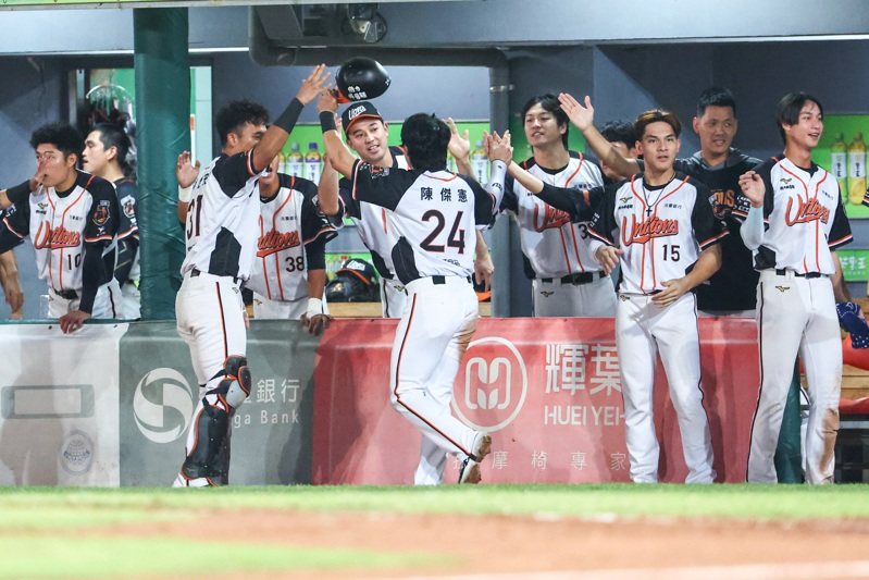 統一獅隊在台南棒球場搶下系列賽第3勝，前進總冠軍賽。圖／統一獅隊提供