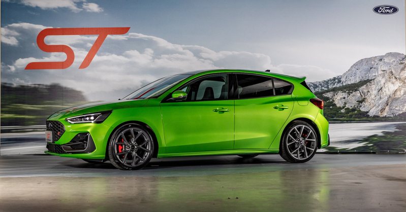 New Ford Focus ST X 6MT全新25年式，搭載2.3L EcoBoost®雙渦流渦輪增壓汽油引擎，並採用同級罕見的性能調校6速手排變速箱（內建退檔補油Rev-Matching），可造就破百加速5.7秒的優異成績。 圖／福特六和提供