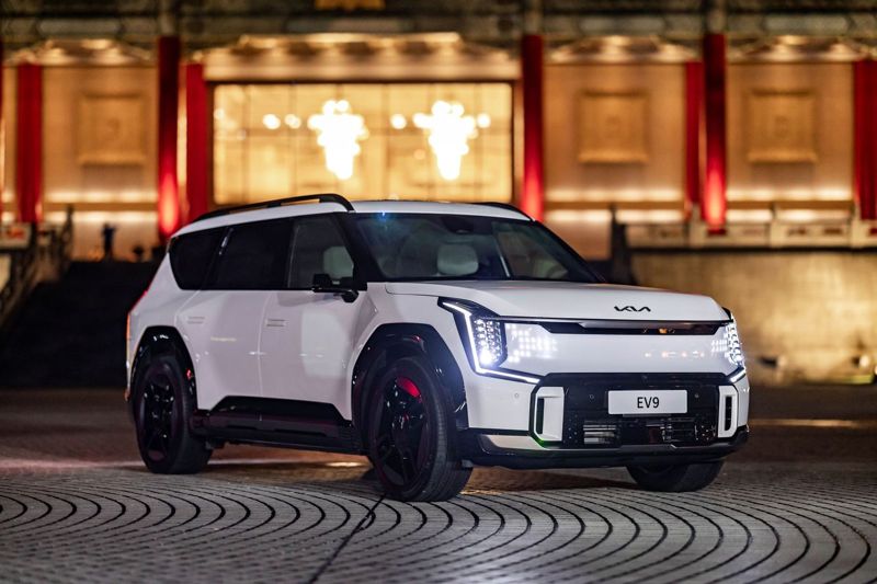 The Kia EV9以品牌最新的設計概念「Opposites United對立的和諧」奪得2024紅點最佳設計獎、2024 iF金質獎，以及2024國際設計傑出獎IDEA金獎三大國際設計獎項的殊榮。 圖／森那美起亞提供