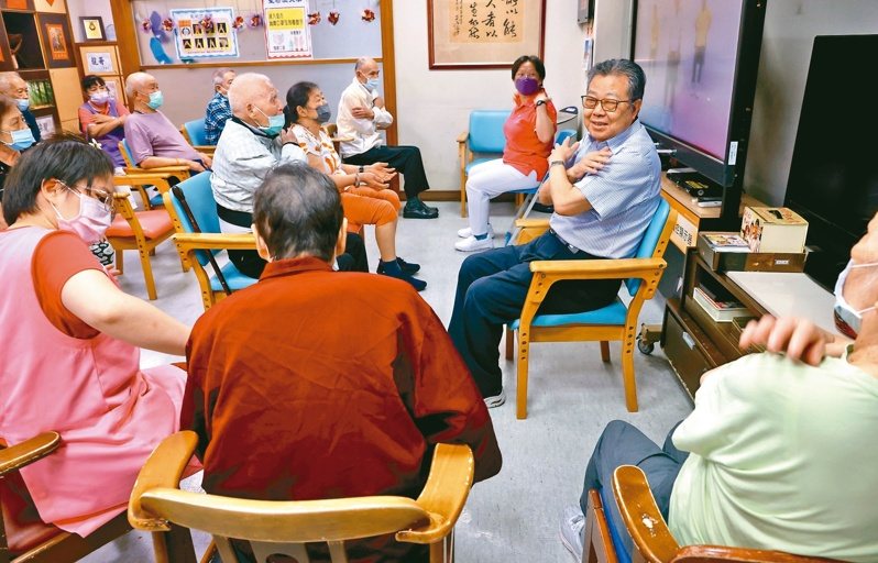 失智老人基金會執行長鄧世雄(右二)與上課的長輩一起活動身體。記者林俊良／攝影