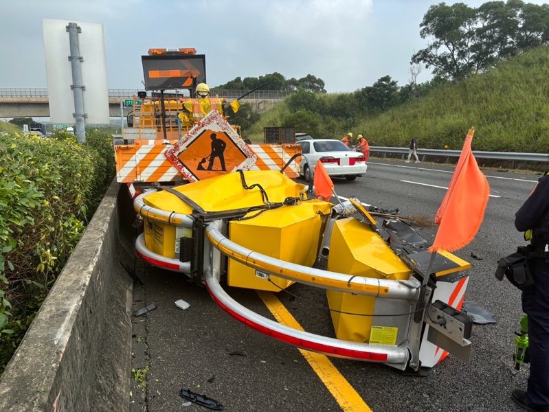 國道三號發生追撞車禍，轎車在國道上開啟行車輔助駕駛系統，追撞前方正執行路面標線施工緩撞車，無人受傷。圖／警方提供